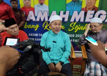 TUAN Ibrahim Tuan Man (tengah) dalam sidang akhbar selepas Ceramah Mega Kubang Kerian Sejahtera di Pasir Tumbuh, Kota Bharu, Kelantan. - UTUSAN/MUSTAQIM MOHAMED