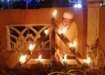 YAAKOB Musa memasang pelita di hadapan rumahnya pada malam tujuh likur di Felda Bukit Bading, Ajil, Hulu Terengganu, kelmarin. 
– UTUSAN/NOOR HAYATI MAMAT