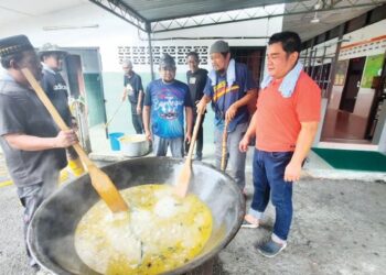 JUHAIDI (dua dari kanan) sedang memberitahu kepada petugas di dapur cara memasak nasi minyak ketika kenduri Korban di surau Nurul Hidayah,Taman Seri Kulim,Kulim semalam.FOTO/AZAHAR HASHIM.