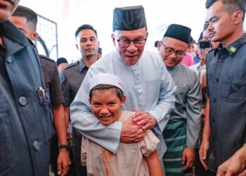 KERAJAAN perpaduan sedang berada di atas landasan betul, begitu juga penerimaan ke atas Anwar Ibrahim sebagai Perdana Menteri dengan gagasan Malaysia Madani yang sentiasa positif. – PEJABAT PERDANA MENTERI