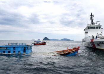 ANTARA sembilan bot nelayan Vietnam yang ditenggelamkan di Pulau Susu Dara berhampiran perairan Pulau Perhentian di Besut, Terengganu hari ini.