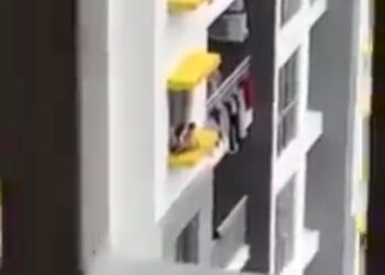 AKSI kanak-kanak berdiri di balkoni tingkap kondominium dipercayai di Setapak tular hari ini.