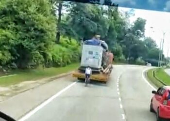 TULAR aksi bahaya seorang penunggang basikal yang mengekori rapat belakang sebuah lori treler dipercayai berlaku di Jalan Pintasan Kuantan-Gambang, Kuantan, Pahang.