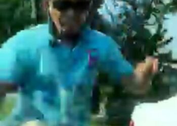 TANGKAP layar menunjukkan seorang lelaki memecahkan cermin sebuah kenderaan dan dipercayai berada di bawah pengaruh dadah dalam kejadian di Klang, Selangor semalam.