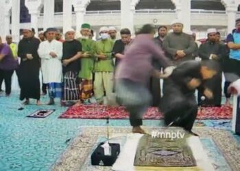 TANGKAP layar seorang lelaki dipercayai kurang siuman bertindak memukul imam ketika solat Subuh di Masjid Negeri Sultan Ahmad 1, di Kuantan, Pahang.