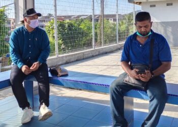 MOHD. Isa Ramliee (kiri) didenda RM1,500 oleh Mahkamah Majistret Bahau, Jempol selepas mengaku bersalah menumbuk seorang pelanggan sebuah restoran nasi kandar di Bahau dalam kejadian pada 5 Mei lalu.-UTUSAN/NOR AINNA HAMZAH.