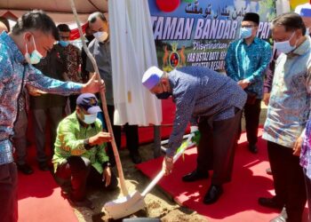 AHMAD Yakob menyempurnakan gimik pengisytiharan Taman Bandar Tumpat di Tumpat, Kelantan, hari ini. - UTUSAN/ROSLIZA MOHAMED