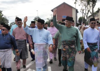 YANG Dipertua Negeri Melaka, Tun Mohd. Ali Mohd. Rustam (dua dari kanan) bersama Sulaiman Md. Ali (dua dari kiri) berarak pada Majlis Sambutan Maulidur Rasul di Stadium Tun Fatimah, Bukit Serindit menuju ke Masjid Al-Azim, Bukit Palah, Melaka. - UTUSAN/RASUL AZLI SAMAD