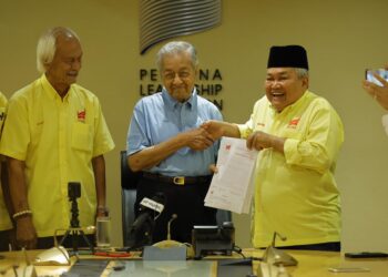 IBRAHIM Ali menyerahkan borang keahlian PUTRA kepada Dr Mahathir Mohamad untuk dipertimbangkan menyertai parti itu.
