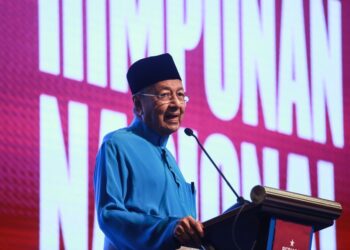 DR. Mahathir Mohamad berucap pada Himpunan Nasional Berjasa 2022 di Bangunan Bank Rakyat, Kuala Lumpur. - UTUSAN/AFIQ RAZALI