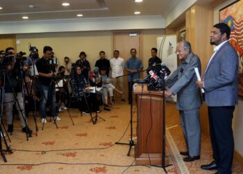 TUN Dr Mahathir Mohamad bercakap dalam sidang akhbar di Yayasan Kepimpinan Perdana  Putrajaya. - UTUSAN/FAISOL MUSTAFA
