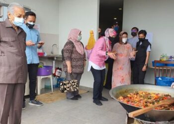 DR. MAHATHIR Mohamad (kiri) dan Tun Dr. Siti Hasmah Mohamad Ali (tiga dari kanan) meninjau persiapan pada program Dapur Rakyat di Pejabat Ahli Parlimen Langkawi di Kuah, hari ini. -UTUSAN/NUR AMALINA AZMAN