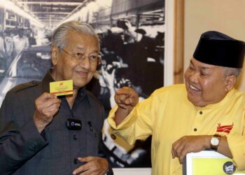 DR Mahathir Mohamad menerima kad ahli parti Putra daripada Ibrahim Ali pada Majlis Penyerahan Kad Keahlian dan Watikah Penasihat PUTRA di Yayasan Kepimpinan Perdana, Putrajaya. - UTUSAN/FAISOL MUSTAFA