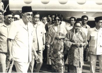 ABDUL Razak Hussein (depan) menjadikan Perkara 153 Perlembagaan Persekutuan sebagai asas dasar utama pentdabiran negara semasa menjadi Perdana Menteri kedua. – UTUSAN