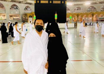 NUR FITRI Yusoff dan Muhammad Dawud Al-Hawariy Hamizan di hadapan Kaabah semasa menunaikan umrah di Mekah, baru-baru ini.
