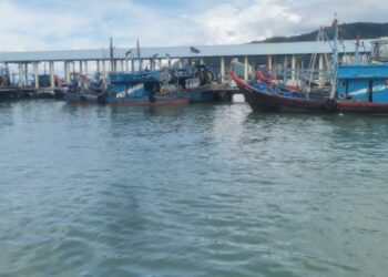 PANGKALAN bot pukat tunda yang didakwa di Teluk Bahang, Pulau Pinang yang mengancam mata pencarian nelayan pantai di kawasan terbabit.