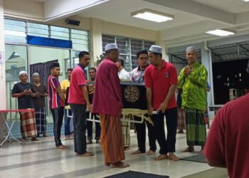 JENAZAH Mohd. Nor Izuan Mohamed dibawa untuk dikebumikan di Tanah Perkuburan Kampung Kerinting, Gua Musang, Kelantan, tengah malam tadi. - UTUSAN/AIMUNI TUAN LAH