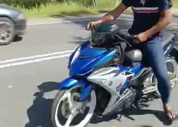 TANGKAP layar perbuatan seorang lelaki yang menunjukkan kemaluannya di atas motosikal di Jalan Teroi-Sungai Yan.