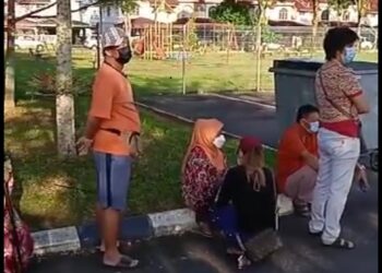 TANGKAP layar orang ramai termasuk warga emas yang didakwa menunggu lama sebelum dibenarkan masuk ke sebuah PPV di Pekan Nanas, Pontian, Johor.