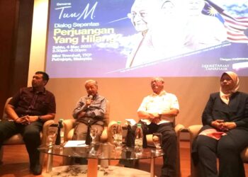 MAHATHIR Mohamad (dua dari kiri) ketika sidang akhbar bersama Noh Omar dan Zuraida Kamaruddin selepas Dialog Sepentas Perjuangan Yang Hilang di Putrajaya. - UTUSAN/AMREE AHMAD