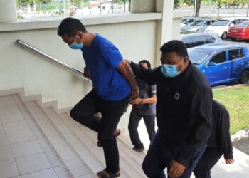 PENGARAH urusan sebuah syarikat (kiri) yang didakwa mengemukakan dokumen mengandungi butiran palsu dibawa ke Kompleks Mahkamah Alor Setar, Kedah pagi ini.
