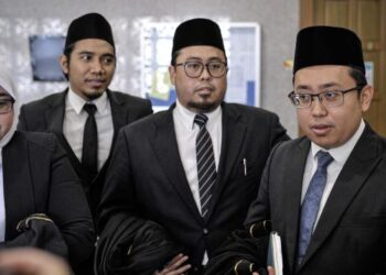 NUR Hidayah A. Bakar (kiri) ditemui pihak media di Mahkamah Tinggi Syariah Kuala Lumpur pada prosiding tuntutan harta sepencarian RM1 bilion milik Jamaludin Jarjis. - FOTO/FAIZ ALIF AHMAD ZUBIR