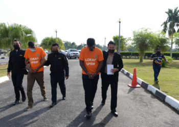 DUA individu direman empat hari bagi membantu siasatan kes mengemukakan tuntutan palsu ketika dibawa ke Kompleks Mahkamah Alor Setar.