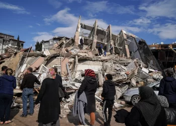 ORANG awam mencari mangsa yang terselamat di tengah-tengah serpihan gempa bumi di Antakya. -AFP