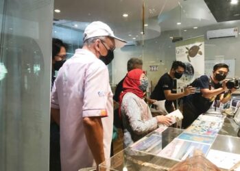Dr. Mazlan Abd Ghaffar (kiri) mengiringi Menteri Pelancongan, Seni dan Budaya, Datuk Seri Nancy Syukri berkunjung ke Turtle Lab di Pulau Redang, Terengganu.