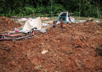 ANGGOTA  bomba meninjau lokasi tanah runtuh dalam operasi mencari dan menyelamat mangsa kejadian tanah runtuh di Tapak Perkhemahan Father’s Organic Farm, Jalan Batang Kali-Genting Highland, Hulu Selangor, hari ini. - UTUSAN/MUHAMAD IQBAL ROSLI