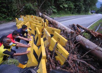 JALAN Kuala Klawang-Genting Peras di sempadan daerah Jelebu dan Hulu Langat yang ditutup dengan batang kayu dan batu penghadang bagi mengelakkan ke kenderaan melalui kawasan itu bagi tujuan merentas negeri.-UTUSAN/MOHD. SHAHJEHAN MAAMIN