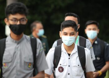 Para pelajar memakai pelitup muka bagi mematuhi prosedur operasi standard (SOP) yang ditetapkan pada tinjauan pembukaan sesi persekolahan di Sekolah Menengah Kebangsaan (SMK) Dato' Ahmad Maher di Kota Bharu hari ini. 
Gambar  ZULHANIFA SIDEK