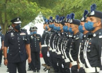 BAHARUDIN Mat Taib memeriksa perbarisan kawalan kehormatan pada majlis Sambutan Peringatan Hari Polis ke-215 di perkarangan Ibu Pejabat Polis Daerah (IPD) Shah Alam, Selangor, hari ini.