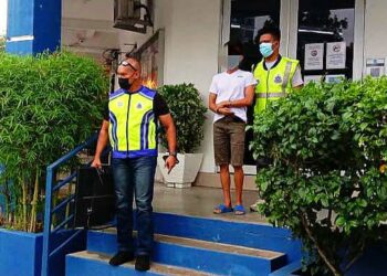 SUSPEK berusia 27 tahun ditahan kira-kira pukul 4.30 petang oleh sepasukan anggota dari Balai Polis Ayer Keroh, Melaka. - UTUSAN/DIYANATUL ATIQAH ZAKARYA