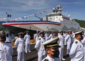 ANGGOTA tentera laut Taiwan menghadiri majlis pelancaran korvet halimunan, Ta Chiang yang mempunyai reka bentuk katamaran di daerah Yilan pada 9 September lalu. – AFP