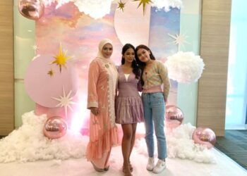 Turut hadir memeriahkan majlis pelancaran produk kecantikan edisi khas BeauTyra oleh Tyra Kamaruzaman  (tengah) ialah Datuk Seri Siti Nurhaliza.