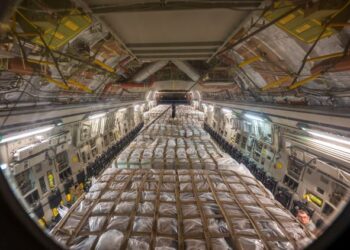 PESAWAT C-17 Globemaster III yang membawa bungkusan susu formula bayi berlepas dari pangkalan udara AS di Ramstein, Jerman. - AFP