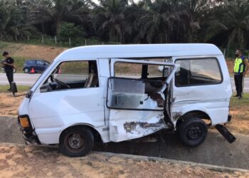 VAN dipandu lelaki Myanmar yang membuat pusingan U di kawasan tidak dibenarkan di Lebuhraya Senai-Desaru, Kota Tinggi, Johor, di sini.