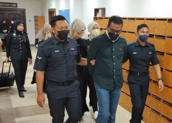 TIGA sekeluarga, Abdul Wahab S. Mohd. Mydin (tengah), Nur Hafeezah Abdul Wahab dan Resool Bivi Yusof Gini dihadapkan ke Mahkamah Sesyen George Town, Pulau Pinang atas pertuduhan membabitkan pengubahan wang haram.