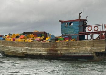 SEBUAH bot ditahan pihak berkuasa Maritim Malaysia dan didapati cuba menyeludup keluar ubat-ubatan terkawal dari negara ini berhampiran perairan Tanjung Harapan di Klang, Selangor, semalam.