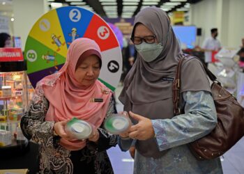 DR. Kasemani Embong (kiri) memeriksa produk ubat-ubatan dan kosmetik yang tidak berdaftar dengan KKM pada Program Gerak Gempur Cakna Tahun 2023 di Kuala Terengganu, hari ini. - UTUSAN/PUTRA HAIRRY ROSLI