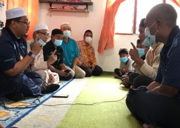 NASRUDIN Hassan mengajar masyarakat Orang Asli di Gua Musang, Kelantan mengucap dua kalimah syahadah. – Utusan/AIMUNI TUAN LAH