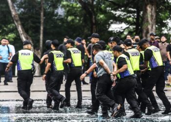 BEBERAPA anggota polis sedang melakukan latihan sebagai persediaan sekiranya berlaku kejadian tidak diingini sepanjang tempoh kempen PRU15 di UiTM, Shah Alam, Selangor hari ini-UTUSAN/ AFIQ RAZALI