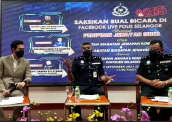NIK EZANEE Mohd. Faisal (tengah) dan Raduan Othman (kanan) ketika menghadiri program bual bicara yang disiarkan secara dalam talian hari ini.