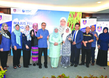ROZIAH Mohd. Janor (tengah) bersama tetamu selepas melancarkan Smart Agropreneur Memperkukuhkan Bidang Keusahawanan Teknologi di UiTM Shah Alam, Selangor, semalam..