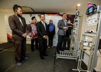 Ketua Pegawai Eksekutif Marii, Datuk Madani Sahari (kanan) bersama Timbaland Naib Canselor (Penyelidikan dan Inovasi) UITM, Prof Dr. Mohd Nazip Suratman (tiga dari kiri) melihat alat pengesan pintar covid-19 yang dihasilkan oleh UITM di UITM, Shah Alam. UTUSAN/ABD. SAMAD