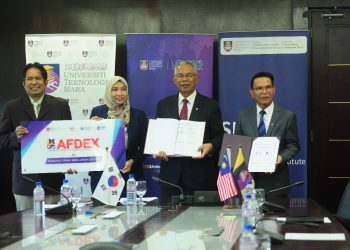 Prof Emeritus Datuk Dr. Mohd Azraai Kassim (dua dari kanan) menunjukkan MoU yang dimeterai dengan MRFC dan Universiti Kebangsaan Gyeongsang (GNU) secara maya di Canseleri Universiti Teknologi Mara (UiTM) di Shah Alam, hari ini.