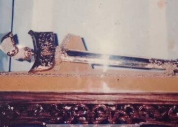 KERIS dan tapak ukiran yang dihasilkan Rosman Talib sebagai cenderahati Kerajaan Malaysia kepada Ratu Elizabeth II.