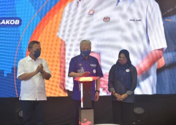 Ismail Sabri Yaakob diiringi Dr. Noraini Ahmad dan  Menteri Besar Johor, Datuk Seri Ir. Hasni Mohammad (kiri) ketika melancarkan Karnival KPT Keluarga Malaysia di Parit Sulong, Johor, baru-baru ini.