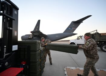 ANGGOTA tentera Ukraine menyusun peluru berpandu FIM-92 Stinger buatan Amerika Syarikat di  lapangan terbang Boryspil, Kyiv, pada 13 Februari. -AFP